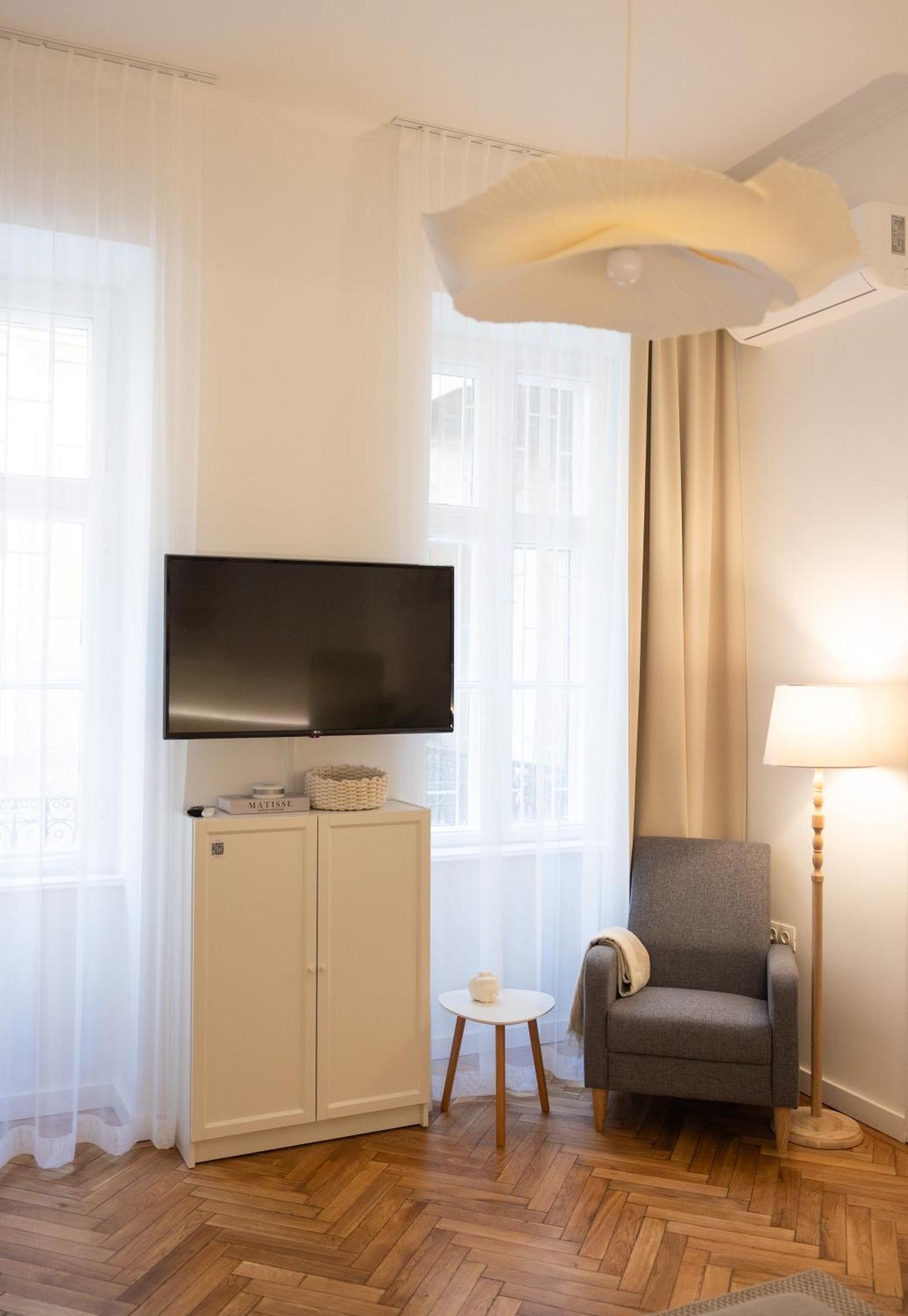 Cozy In Apartment *